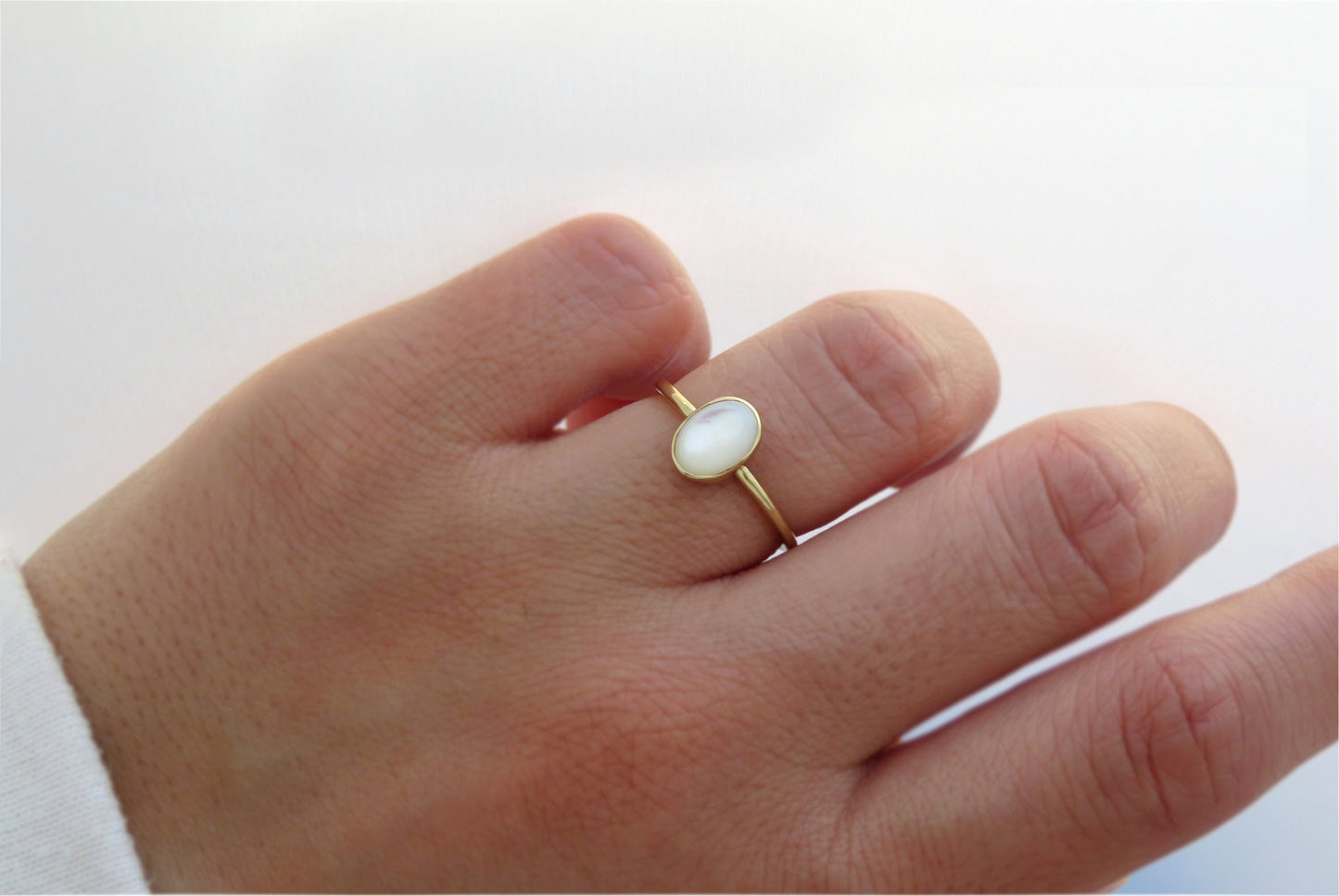 14k Gold 6x8mm Oval Mother of Pearl Ring
