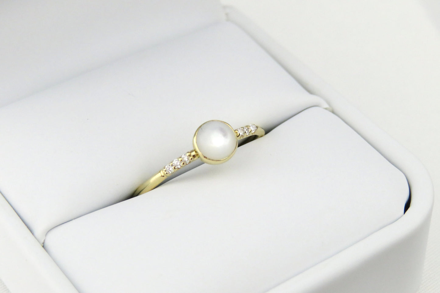 14k Gold 5mm Round Mother of Pearl Ring with Diamond Accents