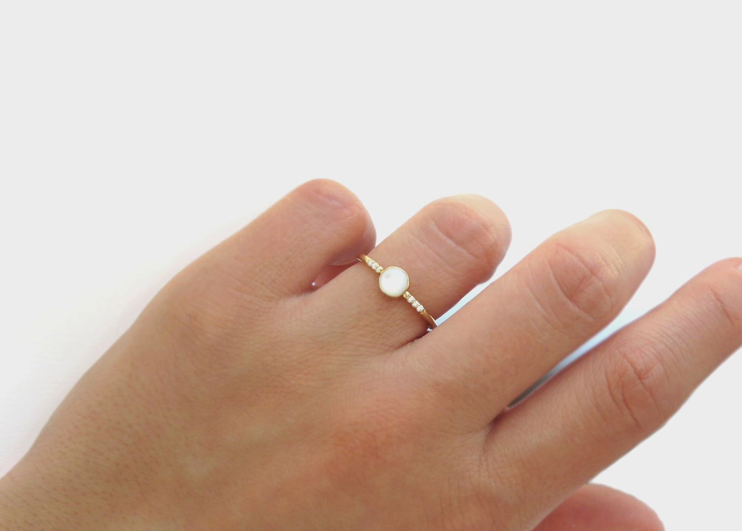 14k Gold 5mm Round Mother of Pearl Ring with Diamond Accents