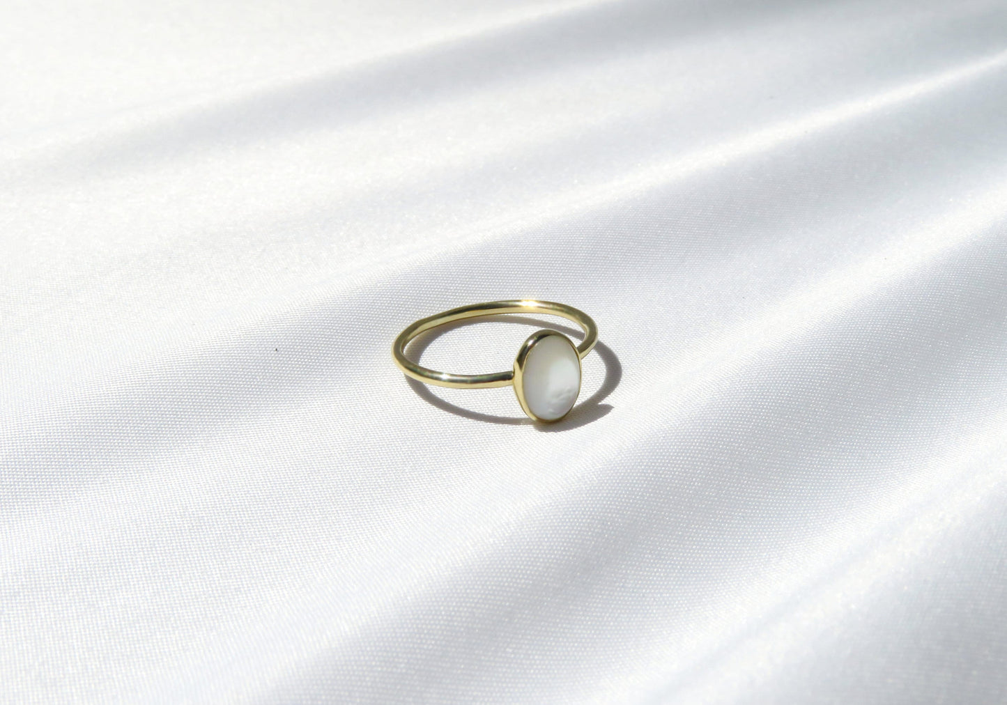 14k Gold 6x8mm Oval Mother of Pearl Ring
