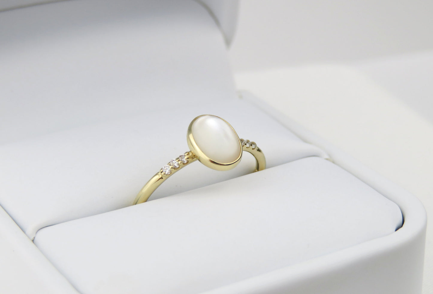 14k Gold 6x8mm Oval Mother of Pearl Ring with Diamond Accents
