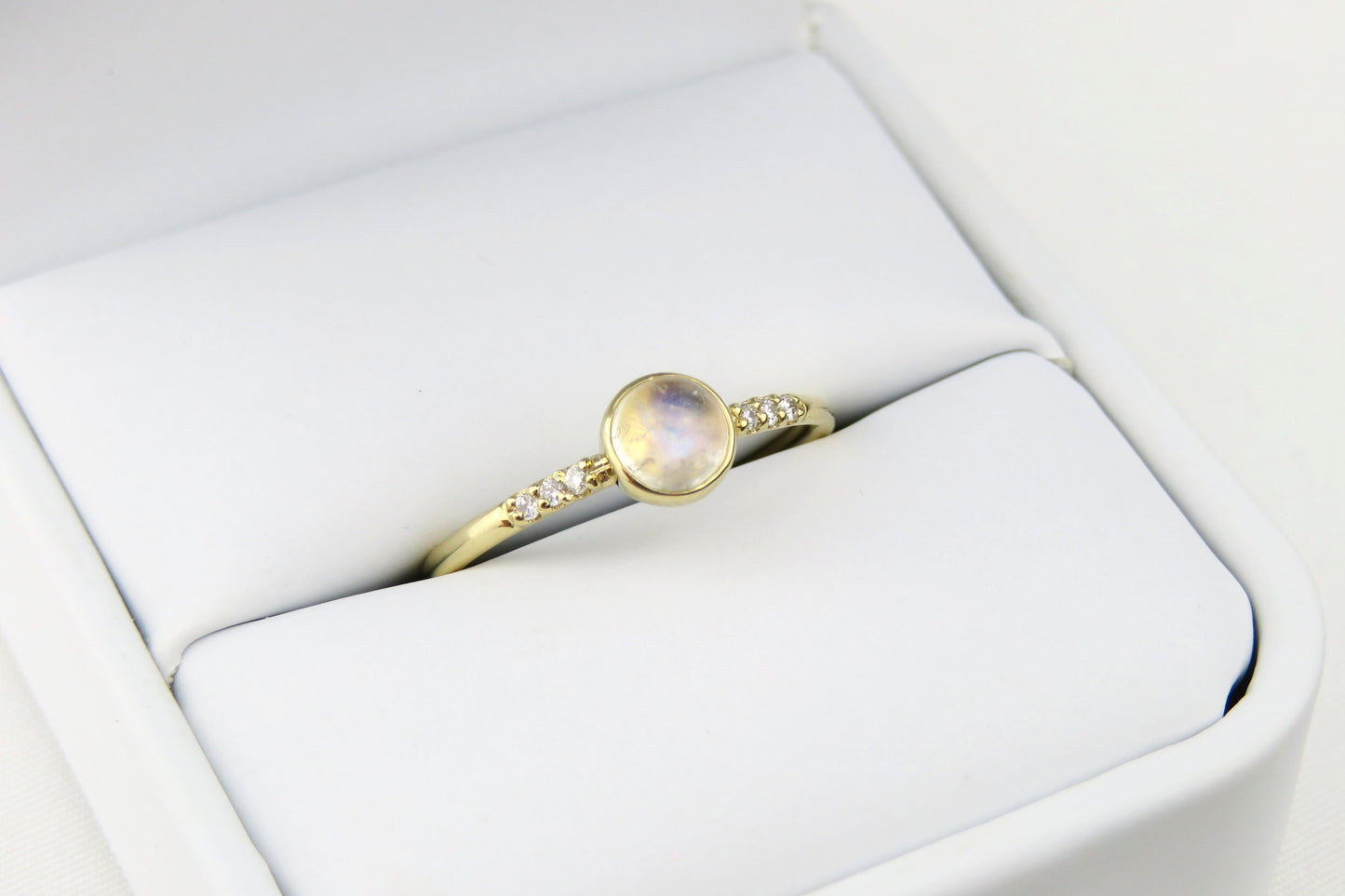 14k Gold 5mm Round Moonstone Ring With Diamond Accents