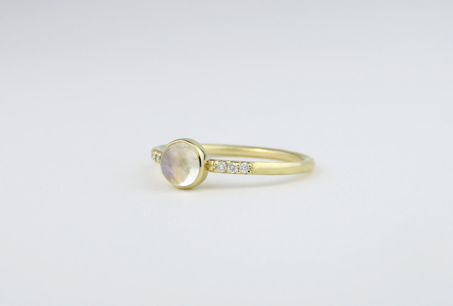 14k Gold 5mm Round Moonstone Ring With Diamond Accents