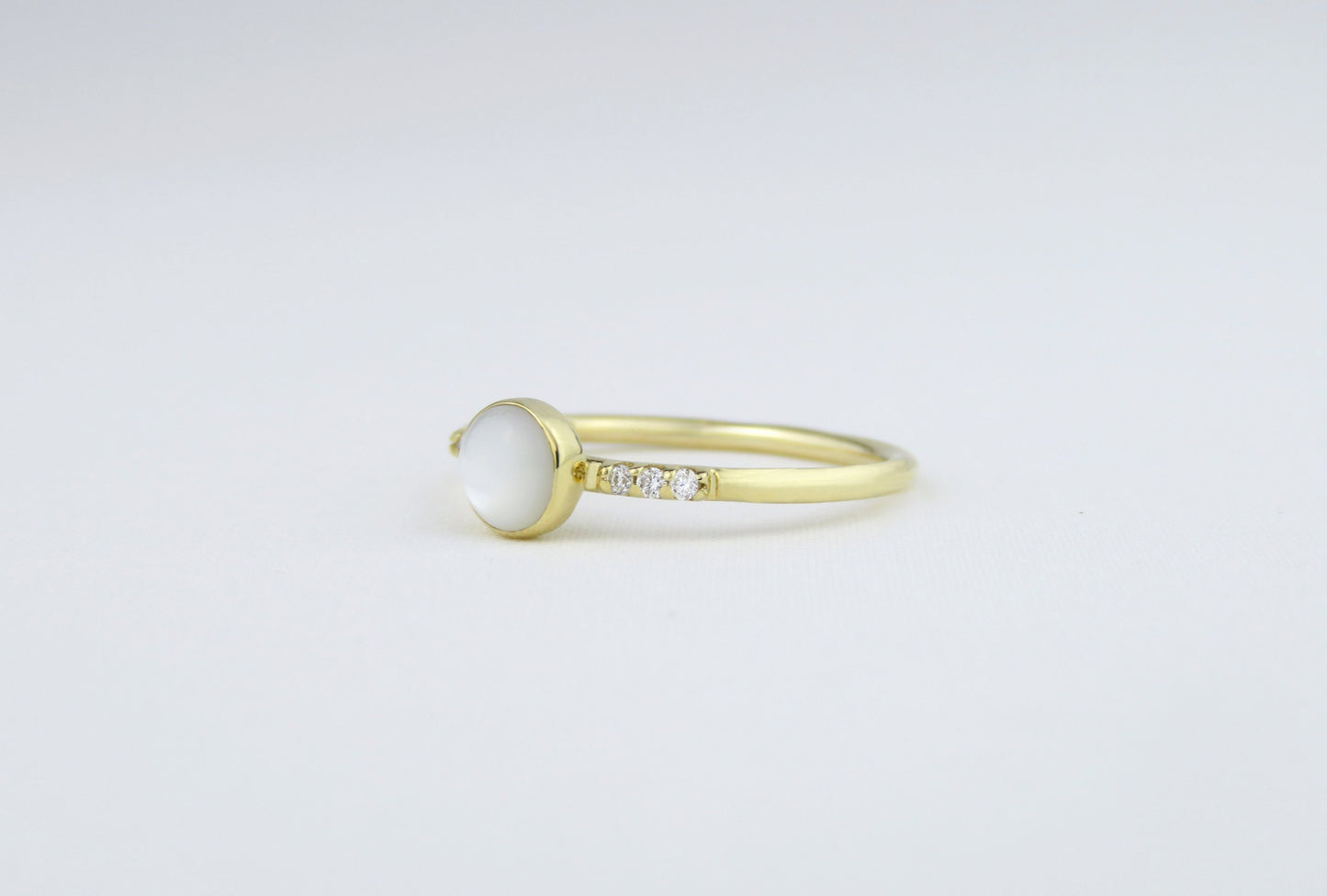 14k Gold 5mm Round Mother of Pearl Ring with Diamond Accents