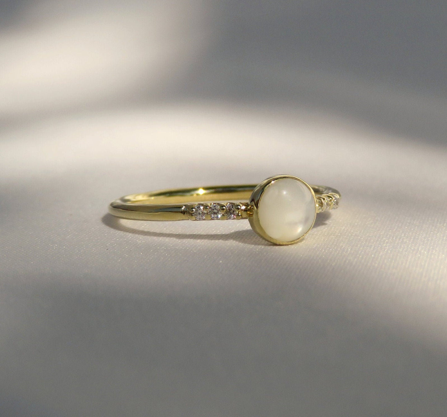 14k Gold 5mm Round Mother of Pearl Ring with Diamond Accents