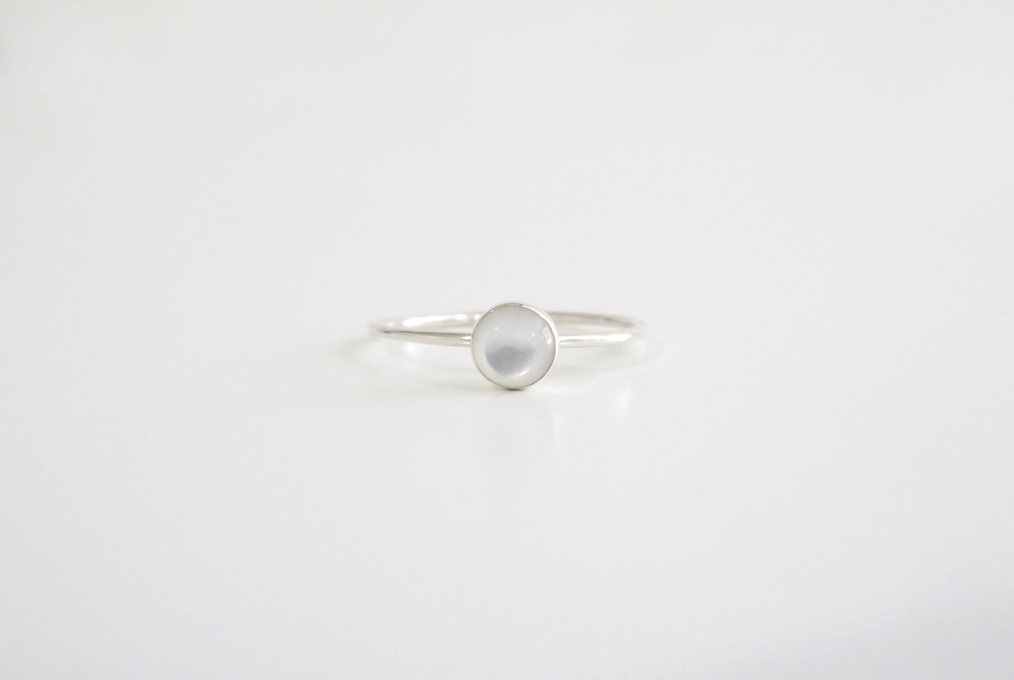 .925 Sterling Silver 5mm Round Mother Of Pearl Ring