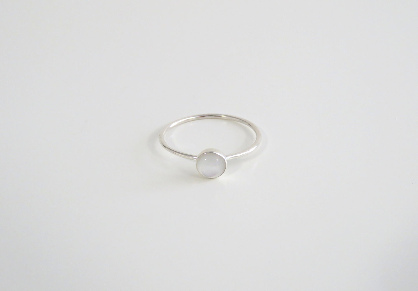 .925 Sterling Silver 5mm Round Mother Of Pearl Ring