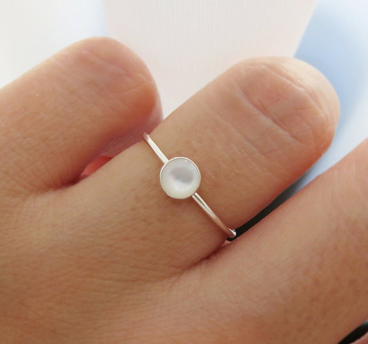 .925 Sterling Silver 5mm Round Mother Of Pearl Ring