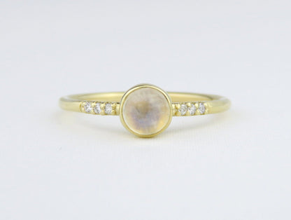 14k Gold 5mm Round Moonstone Ring With Diamond Accents