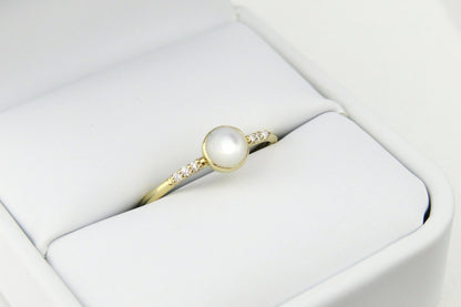 14k Gold 5mm Round Mother of Pearl Ring with Diamond Accents