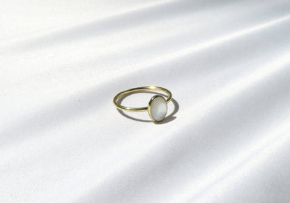 14k Gold 6x8mm Oval Mother of Pearl Ring