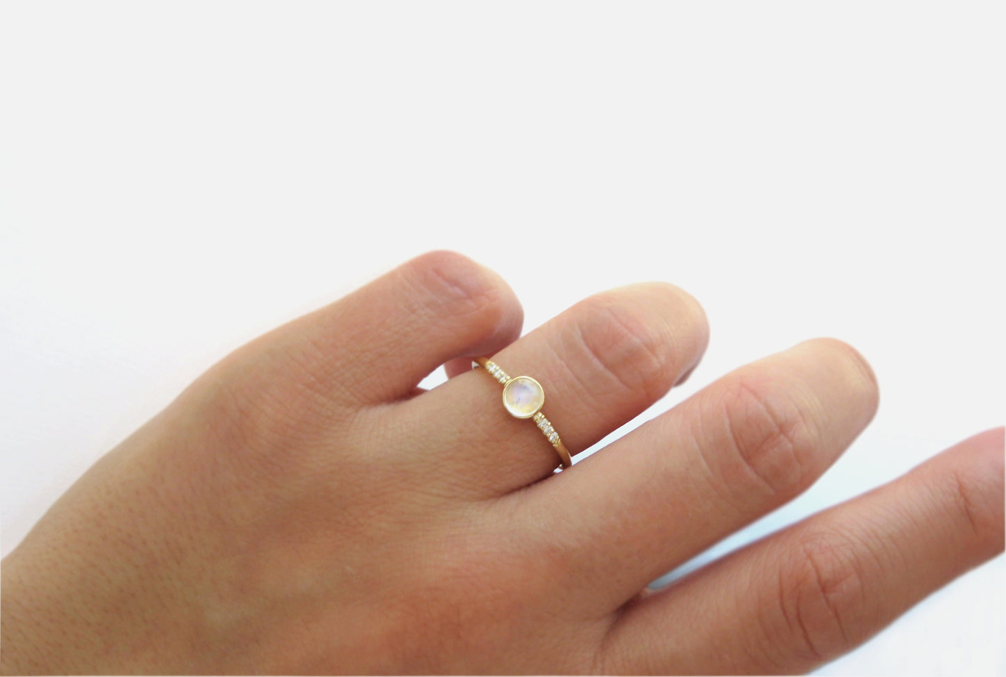 14k Gold 5mm Round Moonstone Ring With Diamond Accents