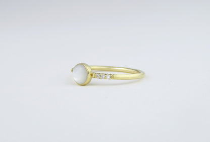 14k Gold 5mm Round Mother of Pearl Ring with Diamond Accents