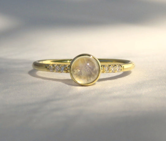14k Gold 5mm Round Moonstone Ring With Diamond Accents