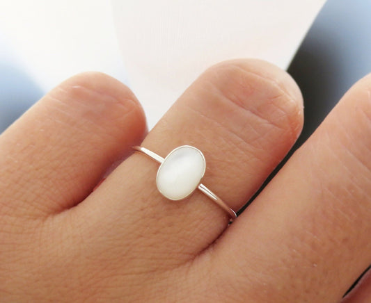 .925 Sterling Silver 6x8mm Oval Mother Of Pearl Ring