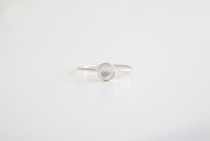 .925 Sterling Silver 5mm Round Mother Of Pearl Ring